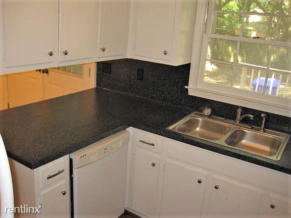 Lots of storage in Kitchen!