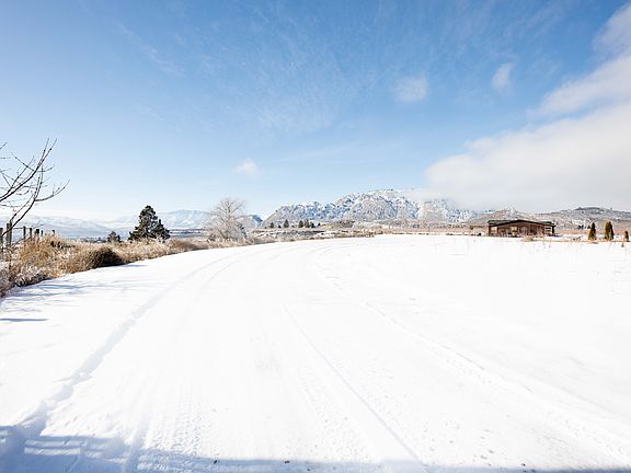 Pvt. drive approaching house