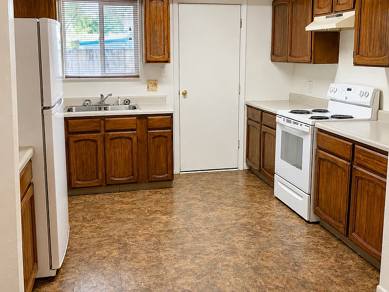914B Oak Ave — Photo 6