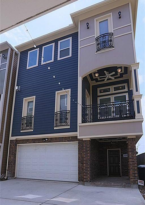 Front view of home. This is an end unit.