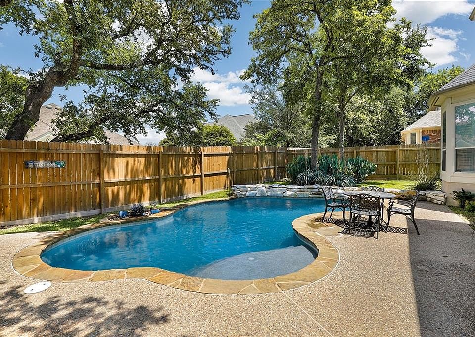 1st image of 30205 Meadow Greens Dr