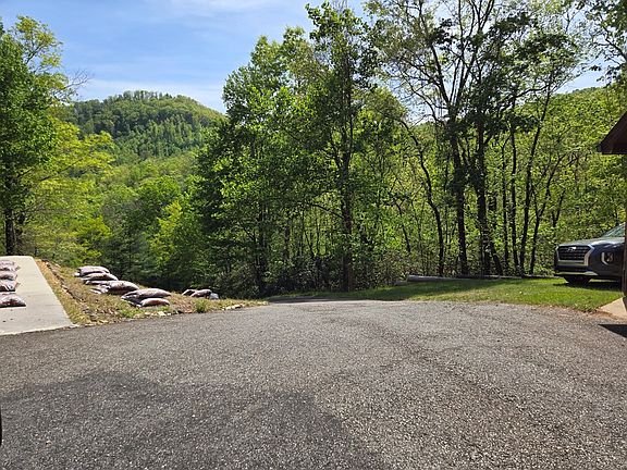 3rd image of 586 Laurel Haven Rd