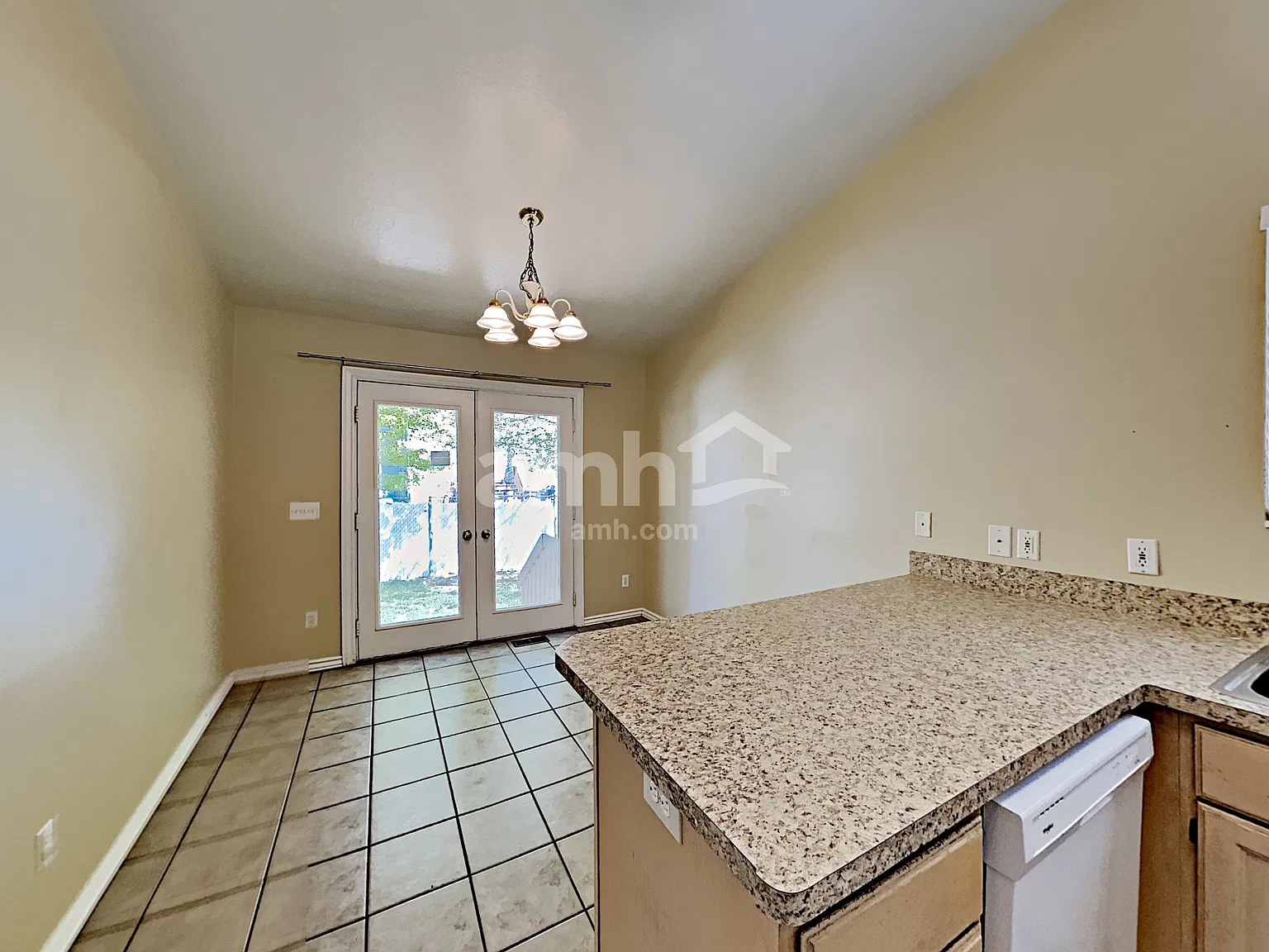 5 bed, 2.0 bath, 2248 sqft, $2,520 — Photo 4