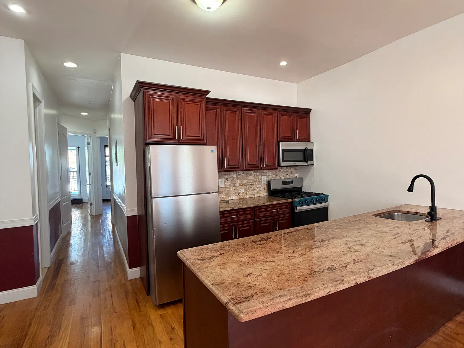 3 bed, 1.5 bath, 900 sqft, $3,400 — Photo 3