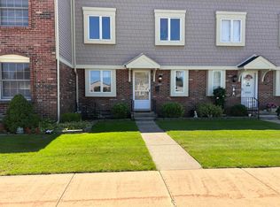 20026 N Great Oaks Cir, Clinton Township, MI 48036