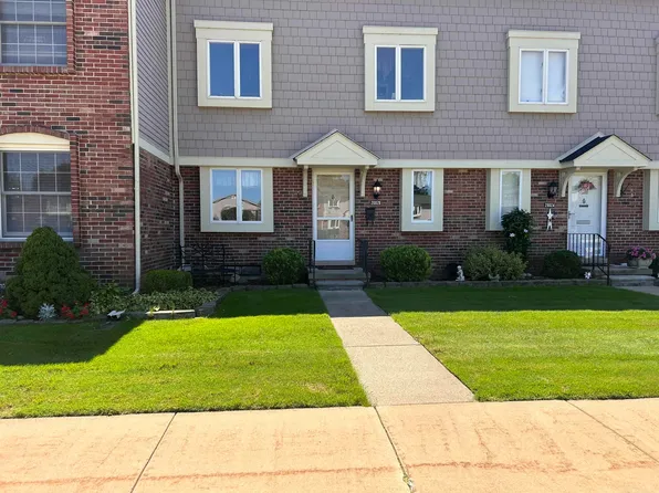 20026 N Great Oaks Cir, Clinton Township, MI 48036