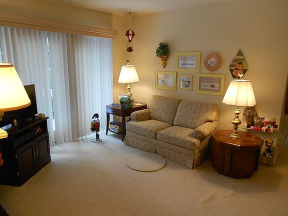 5th image of 220 Oak Knoll Ct Unit A2