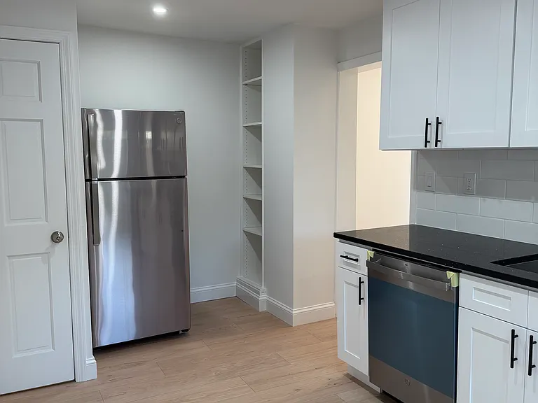 140 Main St #A — Photo 3
