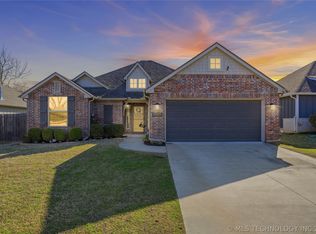 5421 Skylane Dr, Sand Springs, OK 74063