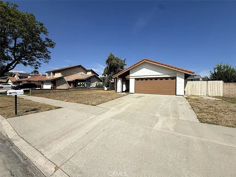 2703 S Fern Ave — Photo 2