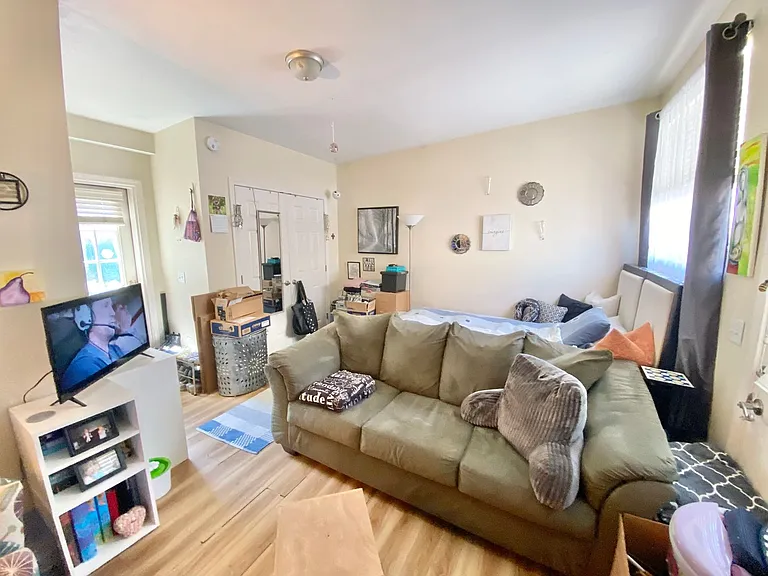 143 N Winooski Ave — Photo 4