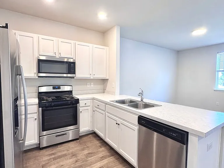 1161 Lova Ln — Photo 6