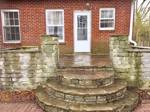 2nd image of 702 Poplar St