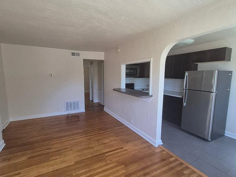 395 1/2 E Cliveden St #1 — Photo 9