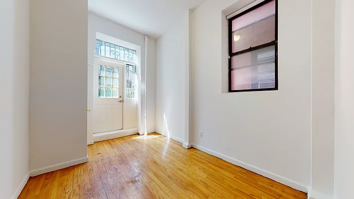 Rented by Bond New York | media 23