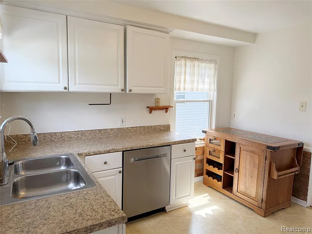3 bed, 1.0 bath, 1500 sqft, $2,000 — Photo 4