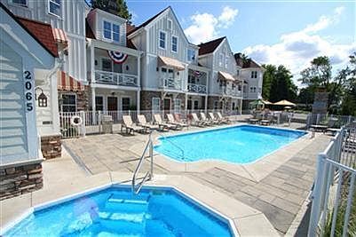 2nd image of 2057 Lake St #6E