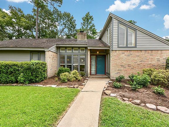 Curb appeal galore. This is your view as you drive up to your inviting home. Perfect for entertaining with back yard paradise.