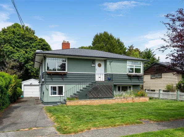 1914 Leighton Rd, Victoria, BC V8R 1N4
