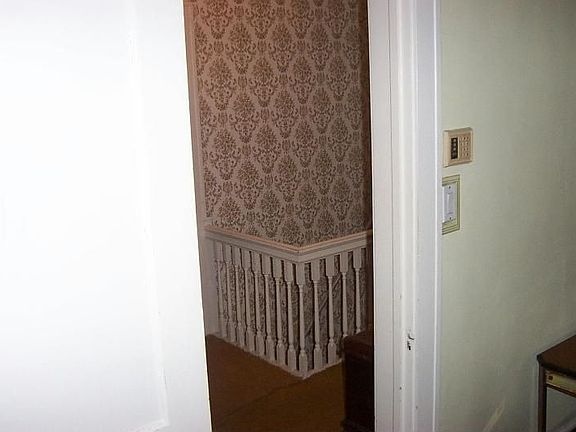 5th image of 13714 Thornhurst Ave