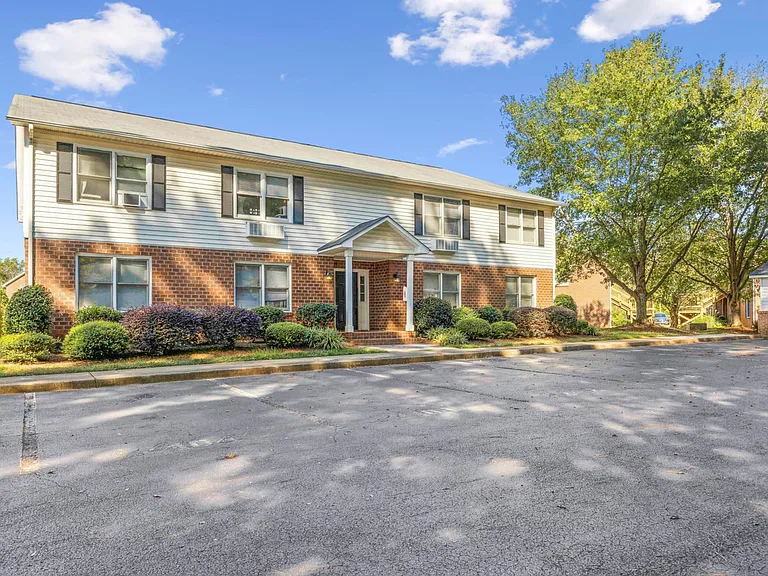 Belmont Heights Apartments & Townhomes — Photo 41