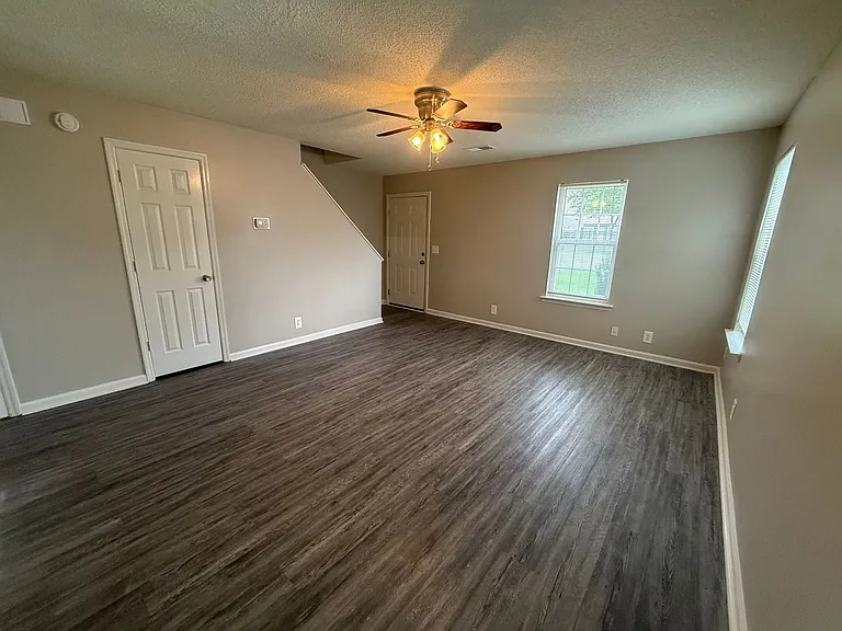 909 Greenland Dr — Photo 4