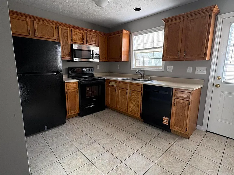 332 E Oak St — Photo 7