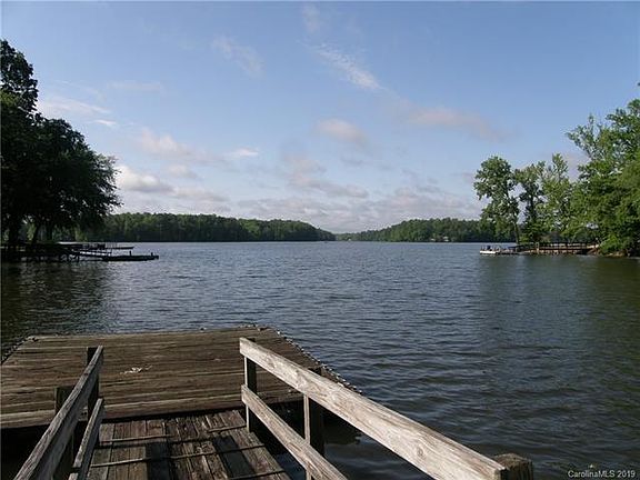 3rd image of 695 Blue Heron Rd