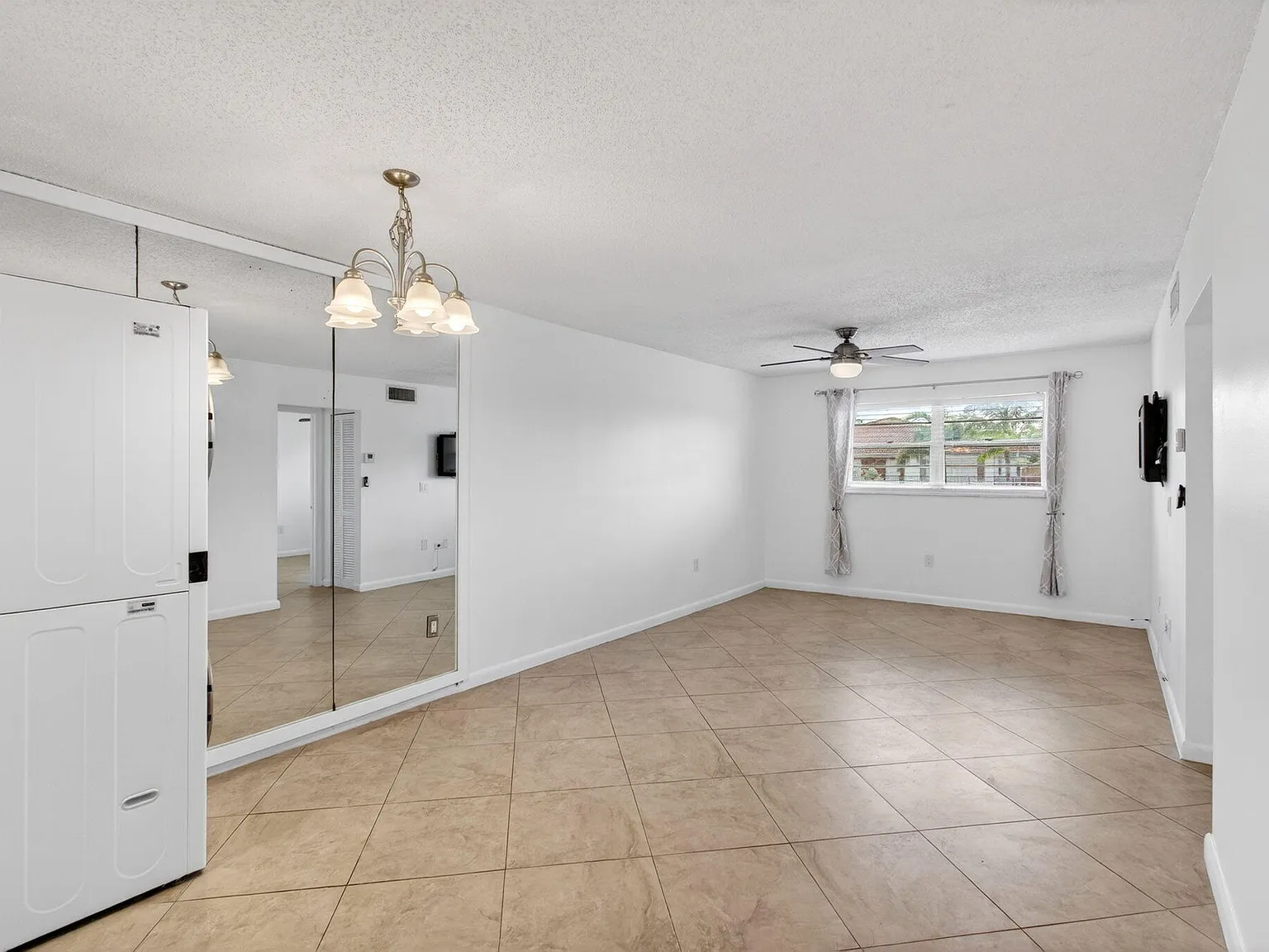2 bed, 2.0 bath, 864 sqft, $2,700 — Photo 2
