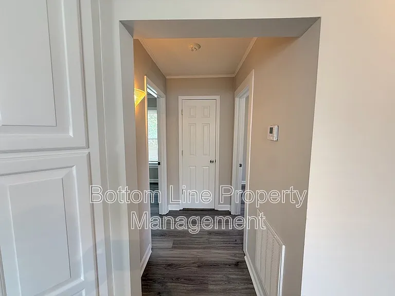 1024 E 10th St — Photo 8