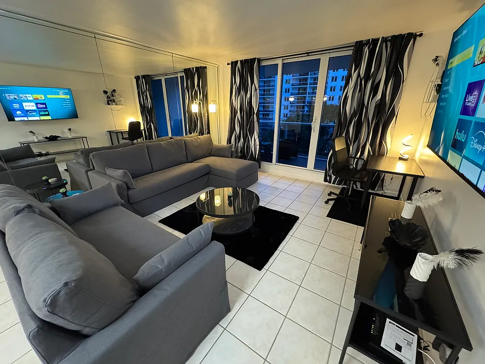 2301 Collins Ave #817