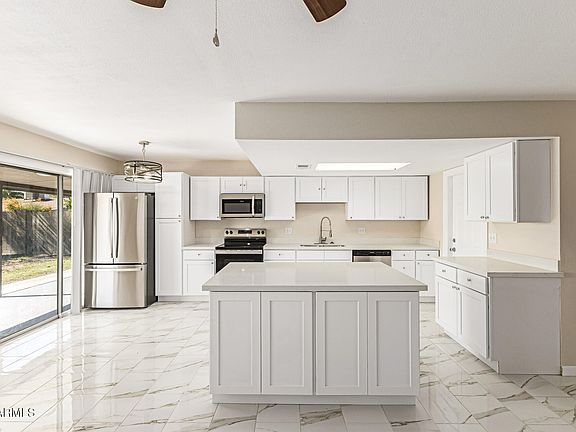 4th image of 1521 E DIAMOND Avenue