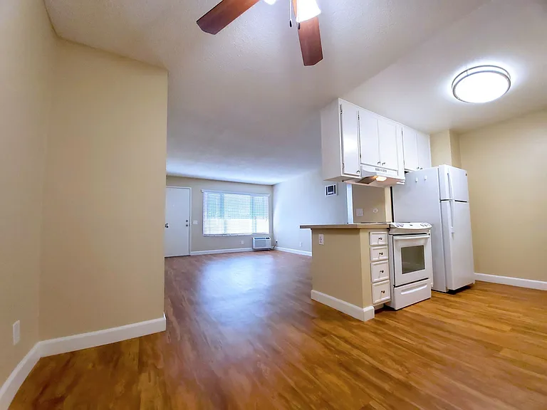 Parklane Apartments — Photo 26