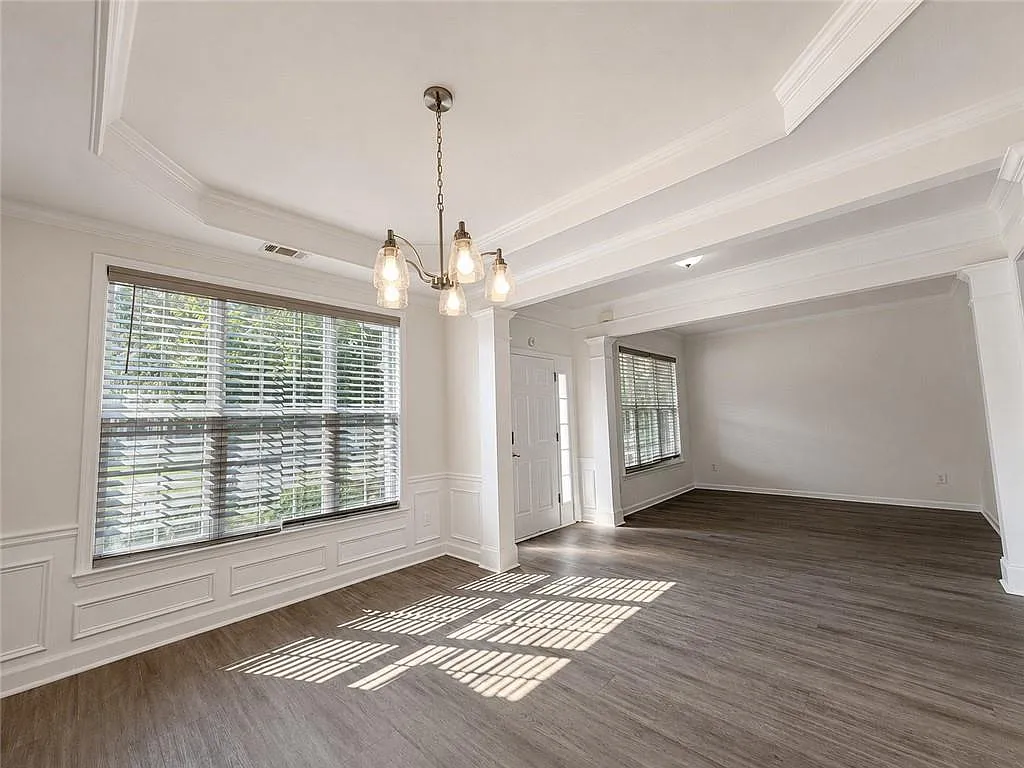 4 bed, 2.5 bath, 2412 sqft, $2,500 — Photo 3