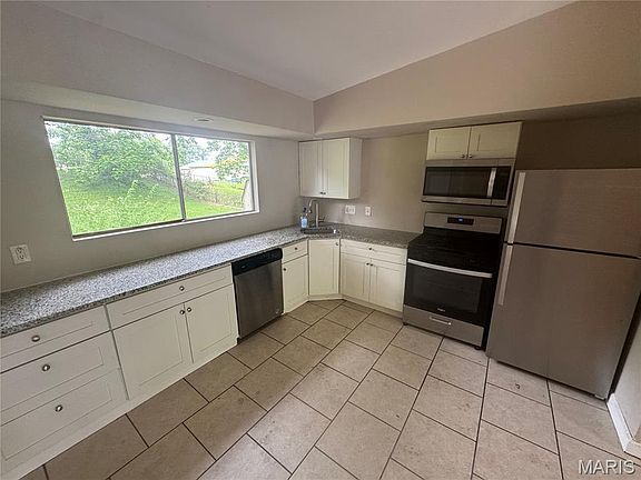 3rd image of 2415 Castle Dr