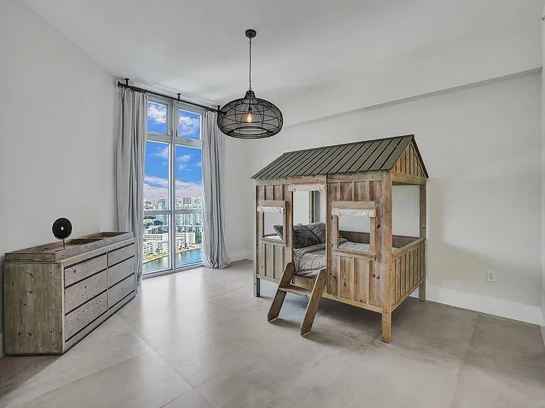 17301 Biscayne Blvd — Photo 32