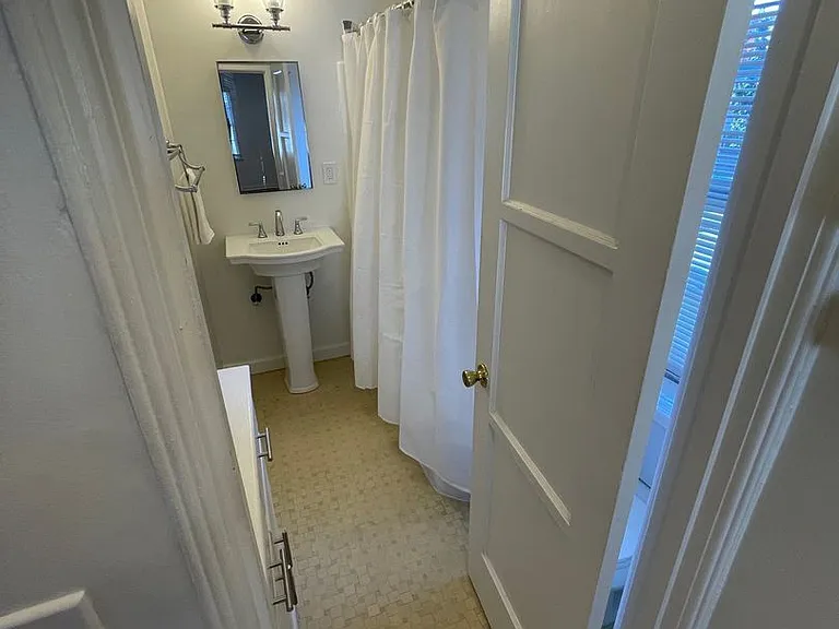 228-230 S Oakland Ave — Photo 12