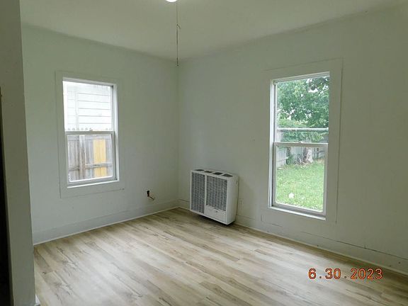 2nd image of 802 E 6th St #3