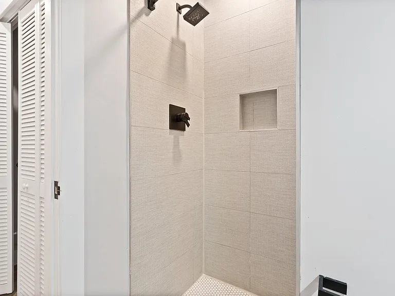 325 N 40th St #6 — Photo 22
