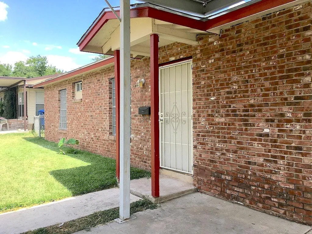 3 bed, 1600 sqft, $1,700 — Photo 2
