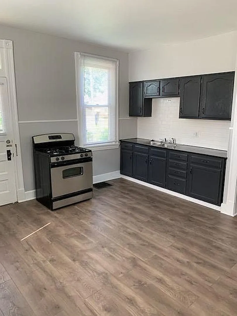 Beautifully Renovated 3-Bedroom Home with Off-Street Parking in South City — Photo 4