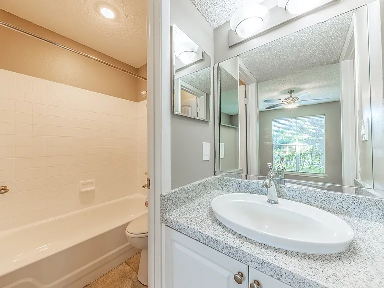 Palm Cove Apartments — Photo 33