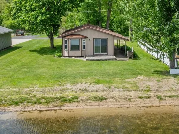 9048 Loveless Dr NE, Rockford, MI 49341