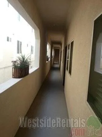 3 bed, 2.5 bath, 2200 sqft, $4,200 — Photo 3