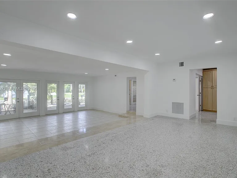616 SW 11th Ct — Photo 8