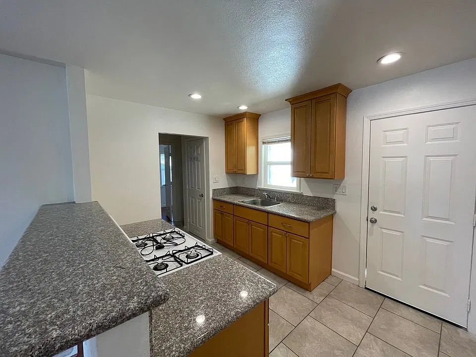 3 bed, 1115 sqft, $3,095 — Photo 3