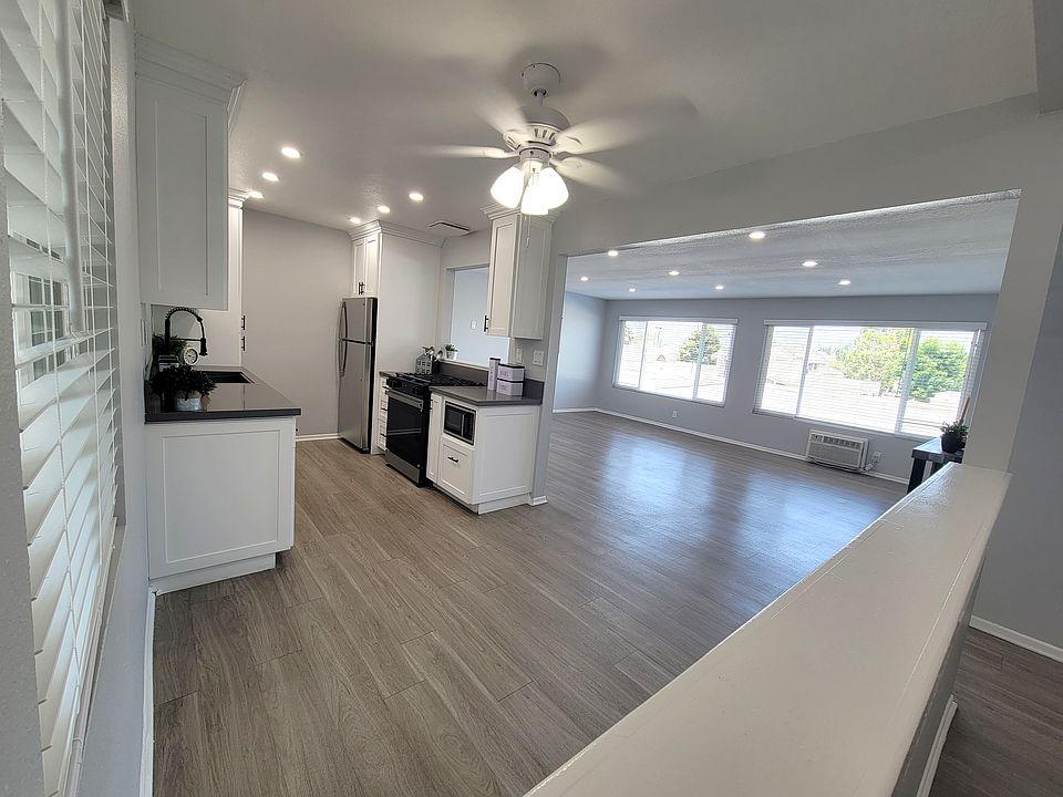 2 Bed, 1 bath double sinks