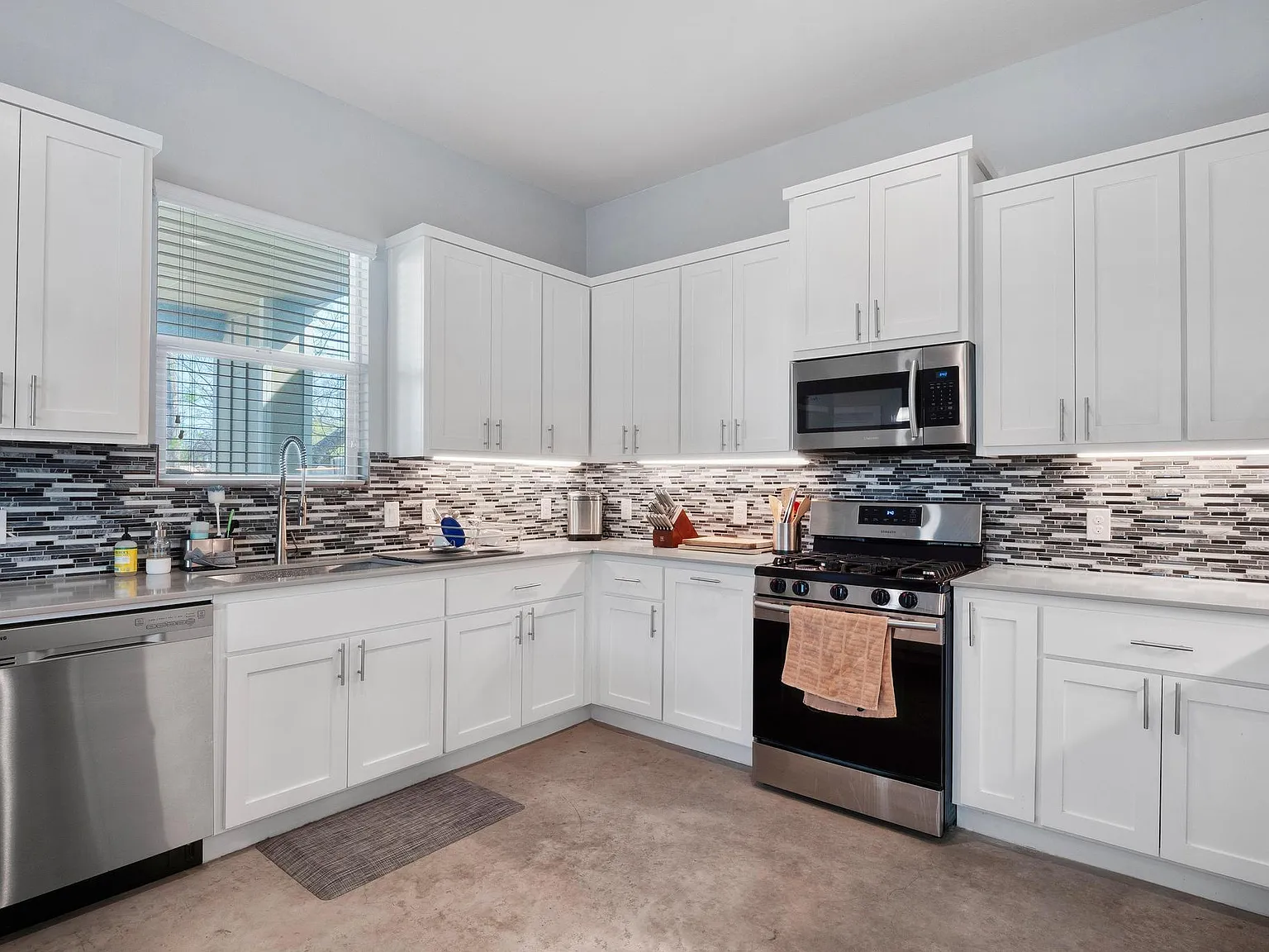 2 bed, 2.5 bath, 1597 sqft, $2,295 — Photo 4
