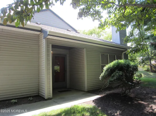 135 Sunnymede Street, Englishtown, NJ 07726