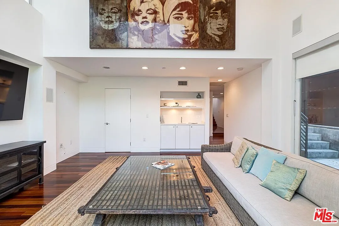3 bed, 5.0 bath, 4429 sqft, $21,500 — Photo 3